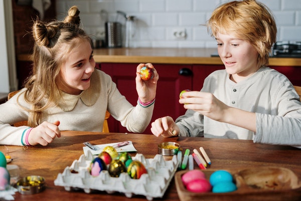 If you're paying off debt, try these inexpensive Easter basket tips!