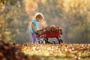 It's easier to stay on track with these frugal fall family fun ideas!
