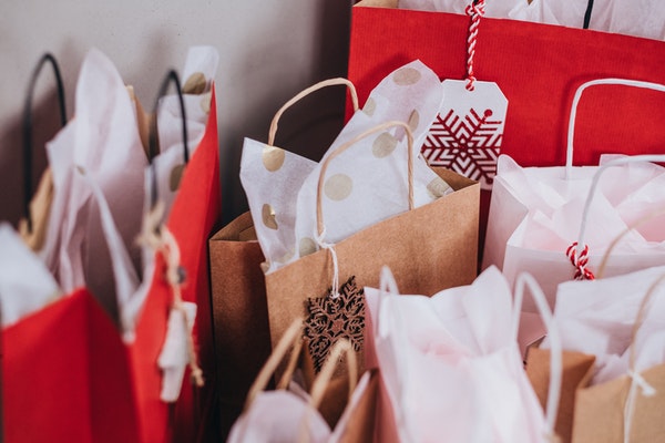 To avoid debt, try these tips for Christmas shopping on a budget!